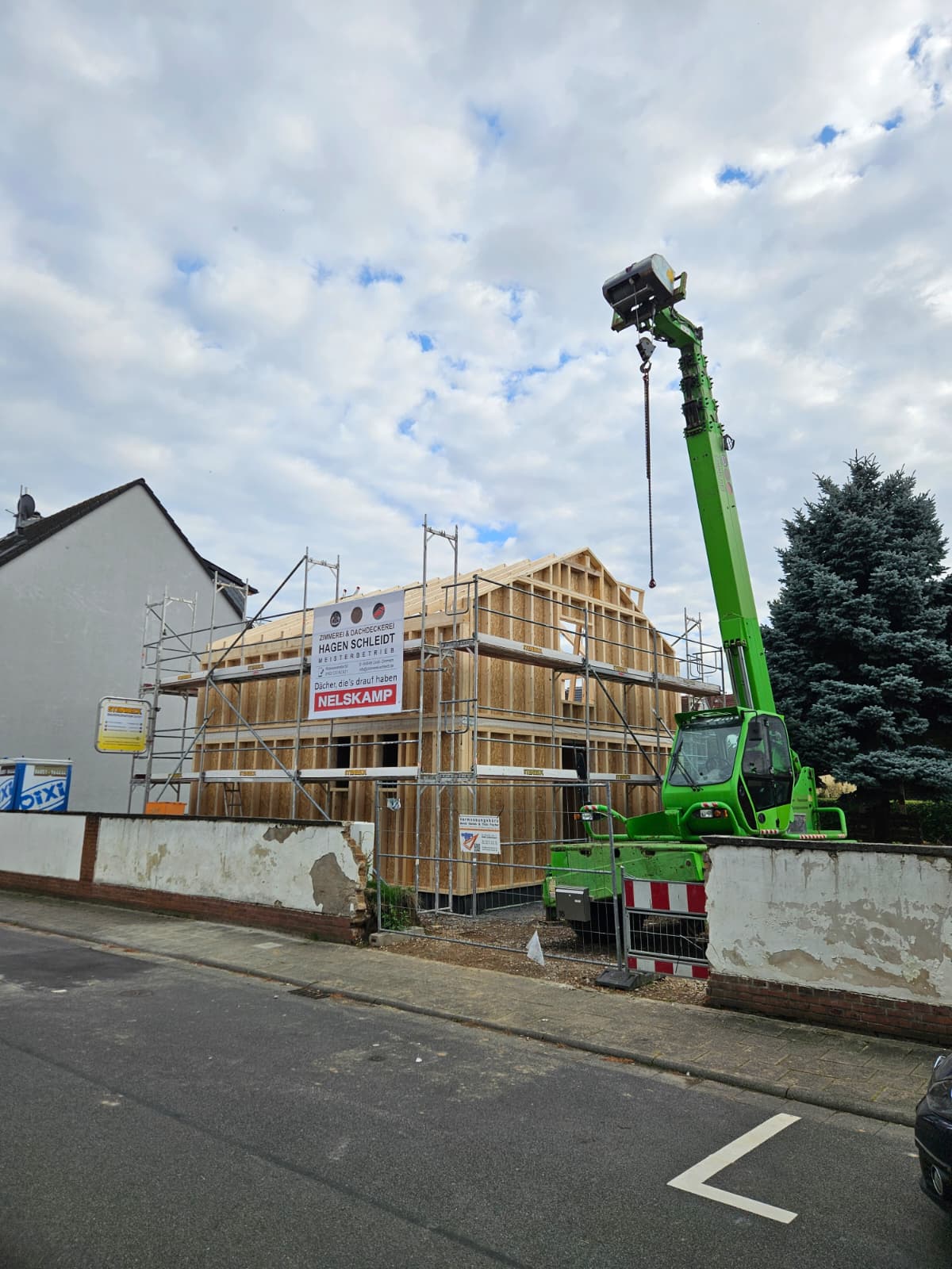 Anbau mit neuer Dachkonstruktion an einem Wohnhaus