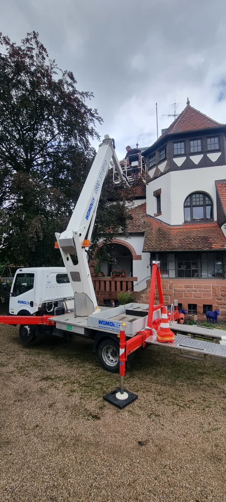 Detailaufnahme einer Dachkante mit Ziegeln und Giebel